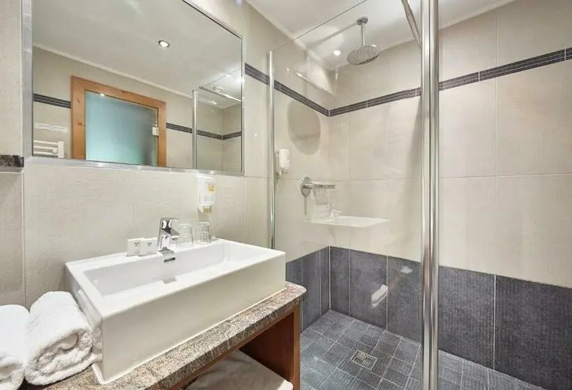 1 Bedroom Apartment with Balcony