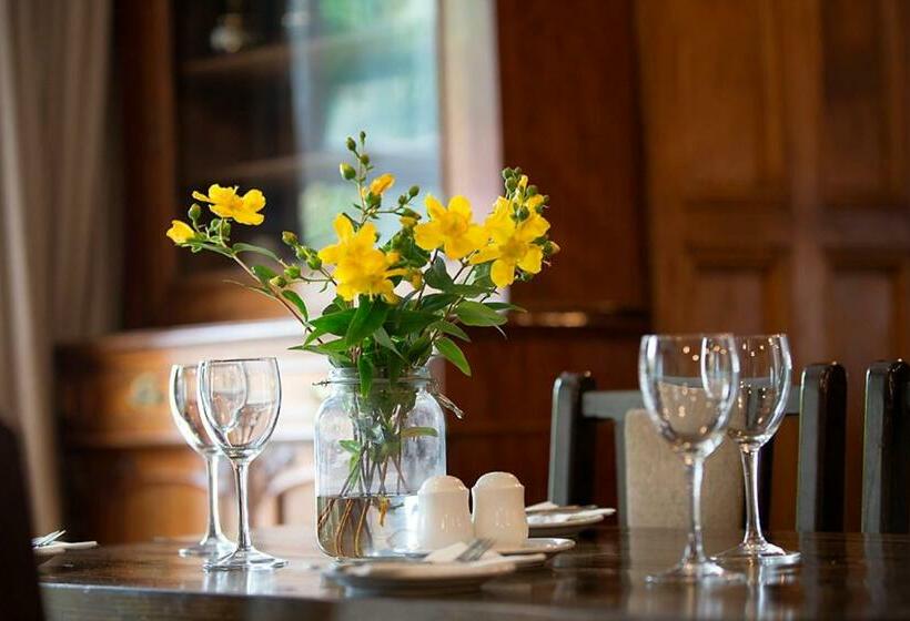 غرفة قياسية ثلاثية, Lydons Lodge