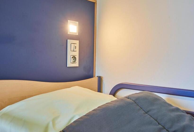 经济房, Generation Europe Youth Hostel