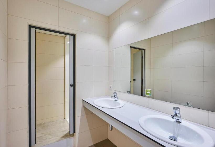 经济房, Generation Europe Youth Hostel