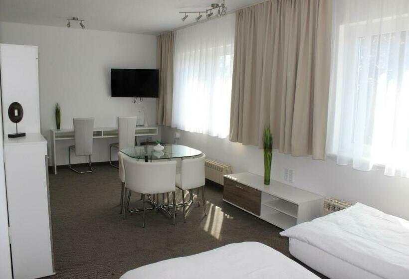 패밀리 룸, Michael