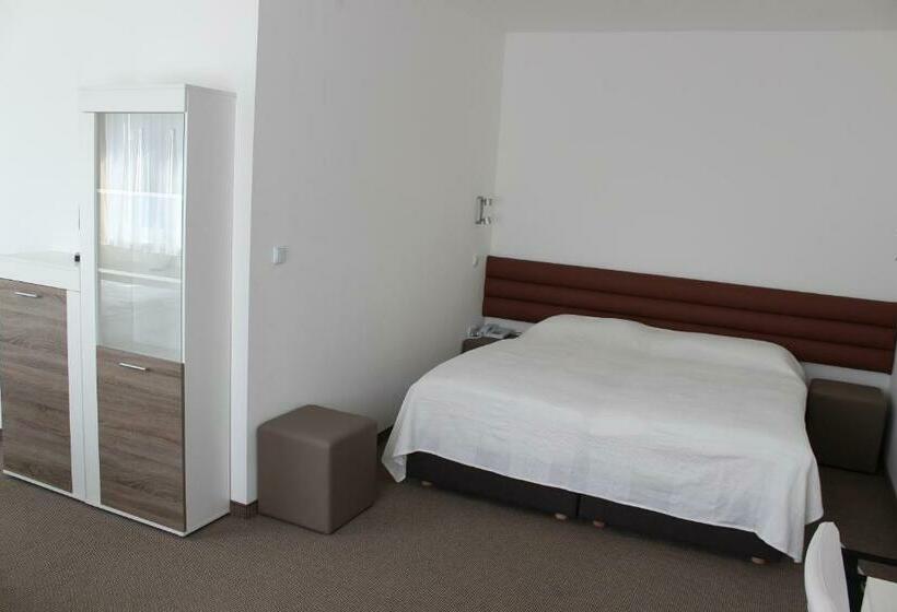 패밀리 룸, Michael