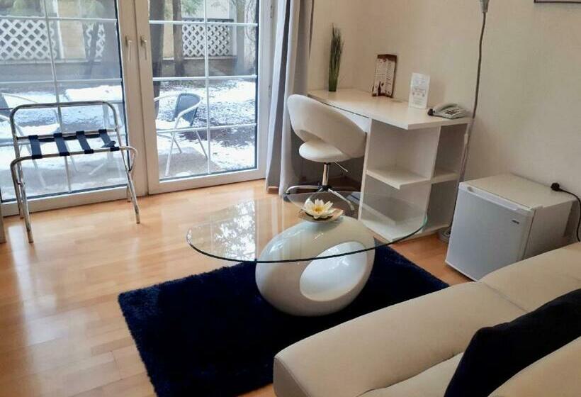 스탠다드 스튜디오 (테라스구비), Michael