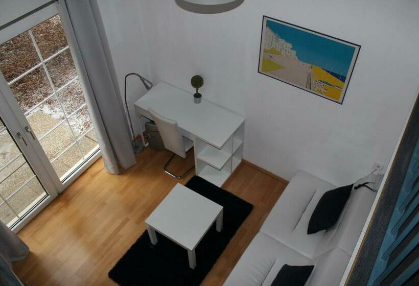 스탠다드 스튜디오 (테라스구비), Michael