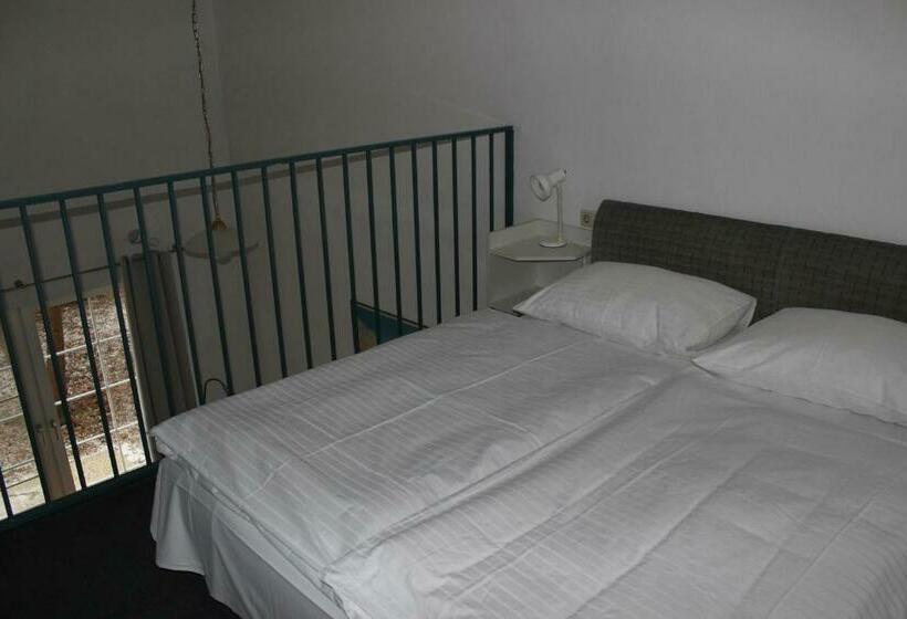 스탠다드 스튜디오 (테라스구비), Michael