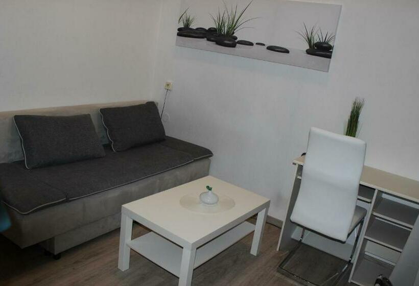 스탠다드 스튜디오 (테라스구비), Michael