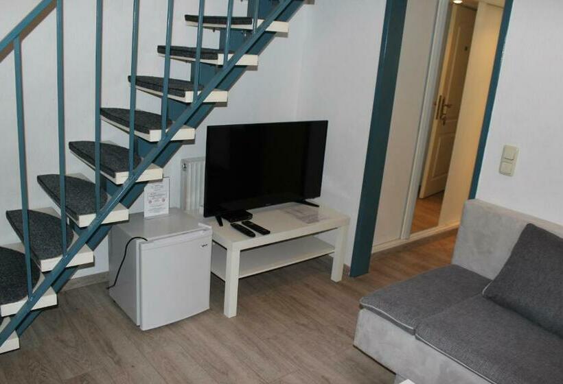 스탠다드 스튜디오 (테라스구비), Michael