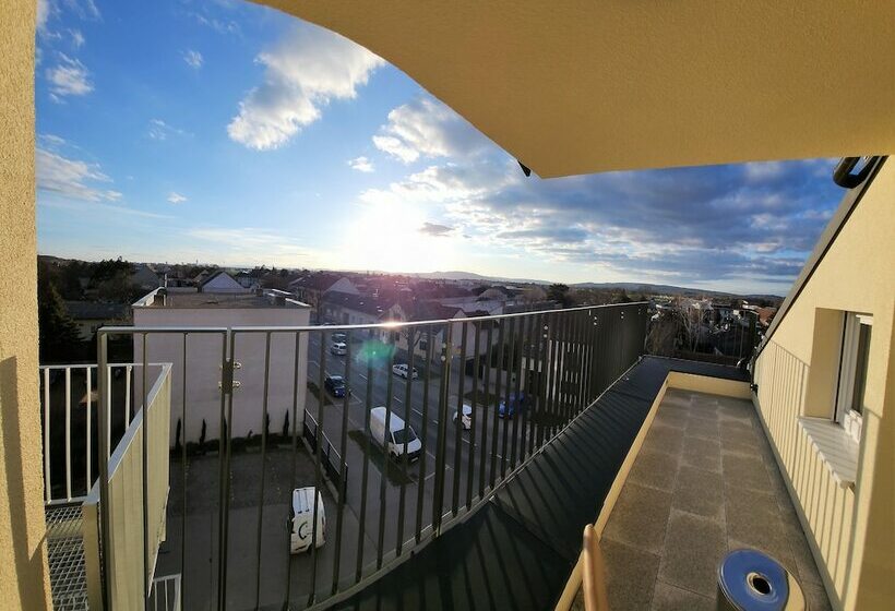 스탠다드 룸, Michael