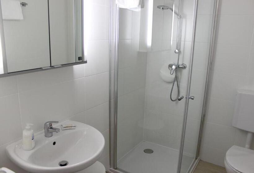 스탠다드 싱글 룸, Michael