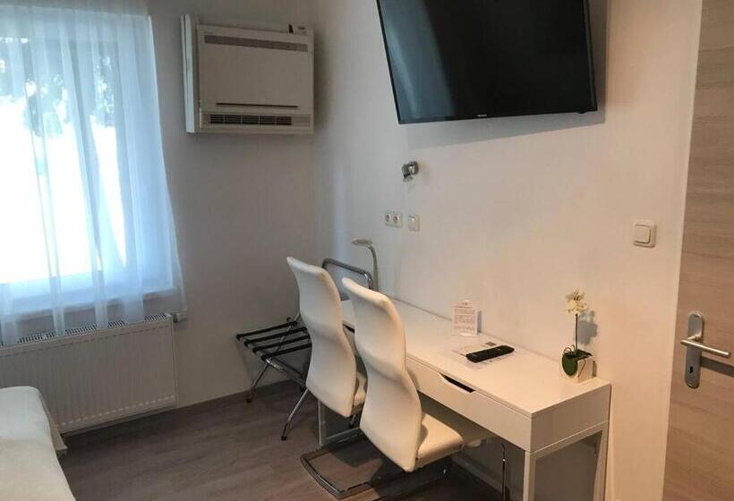 1베드룸 아파트 1층, Michael