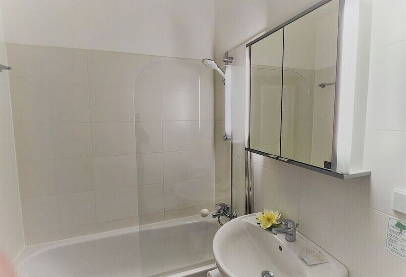 스탠다드 트리플 룸, Michael