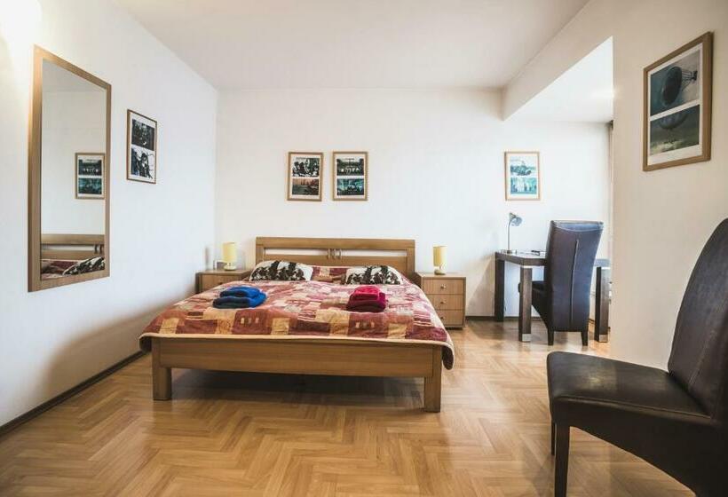 Pokój Standard, Muza