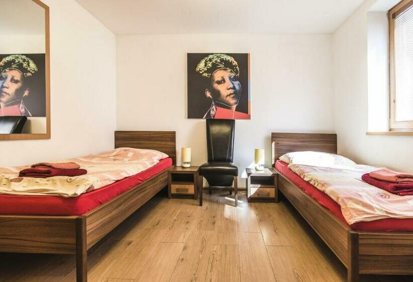 Pokój Standard, Muza