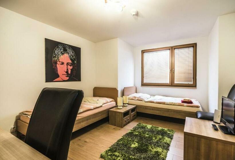 Pokój Standard, Muza