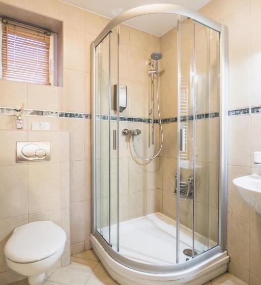 Pokój Czteroosobowy Standard z Balkonem, Muza