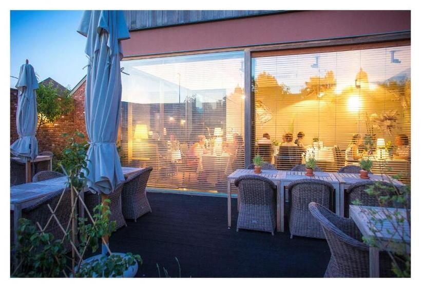 غرفة عائلية, Restaurant Vous Lé Vous