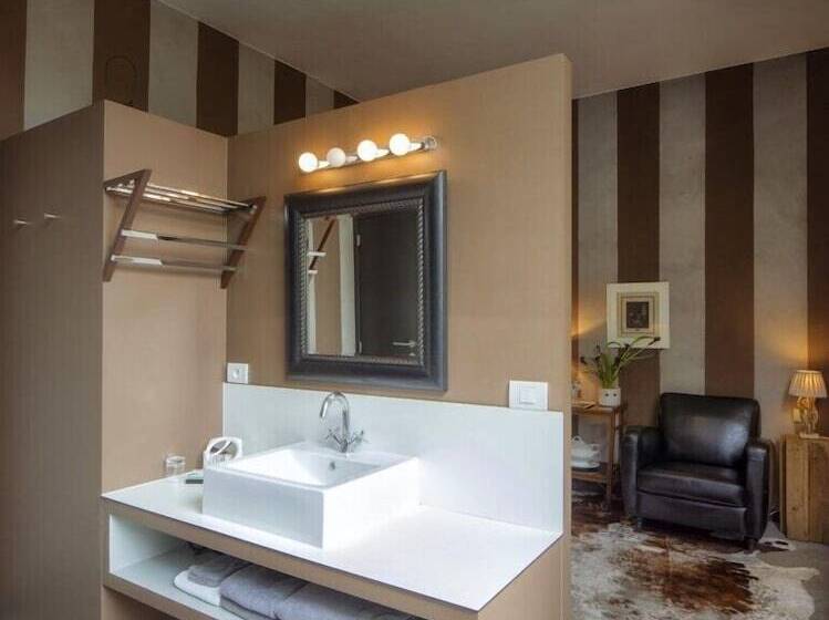 غرفة قياسية, Restaurant Vous Lé Vous