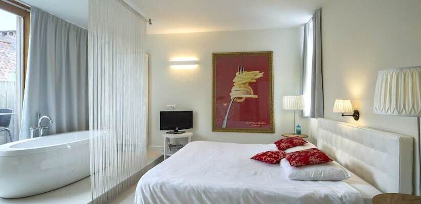 جناح جونيور, Restaurant Vous Lé Vous