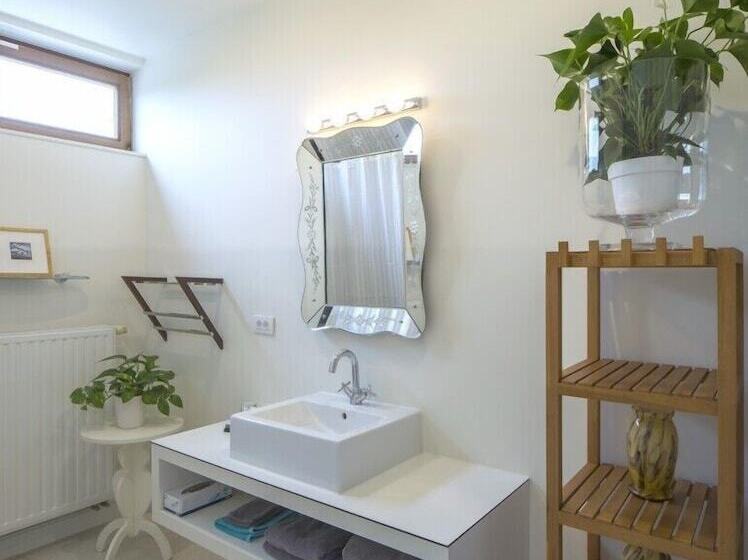 جناح جونيور, Restaurant Vous Lé Vous