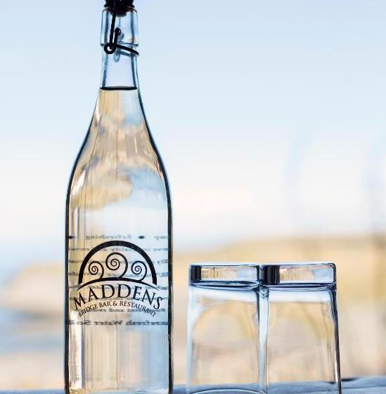 غرفة قياسية مطلّة علي البحر, Maddens Bridge Bar & Guesthouse