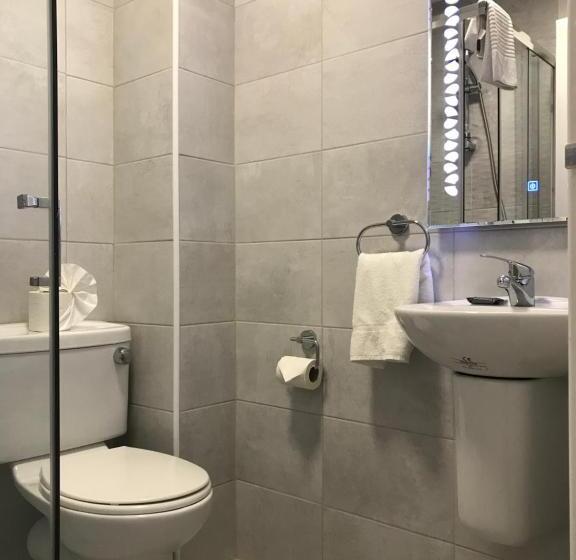 غرفة قياسية مطلّة علي البحر, Maddens Bridge Bar & Guesthouse