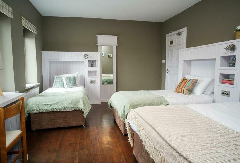 غرفة قياسية ثلاثية, The Lodge Doolin