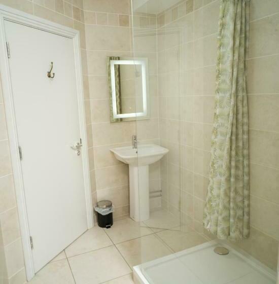 غرفة قياسية ثلاثية, The Lodge Doolin