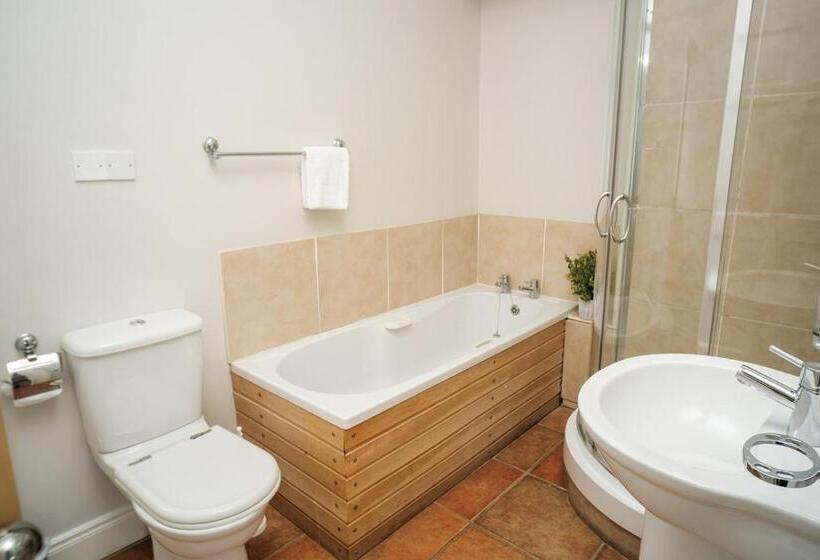 غرفة عائلية, The Lodge Doolin