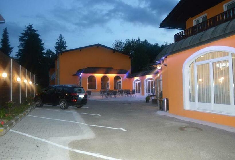 חדר סטנדרט לשלושה, Austria