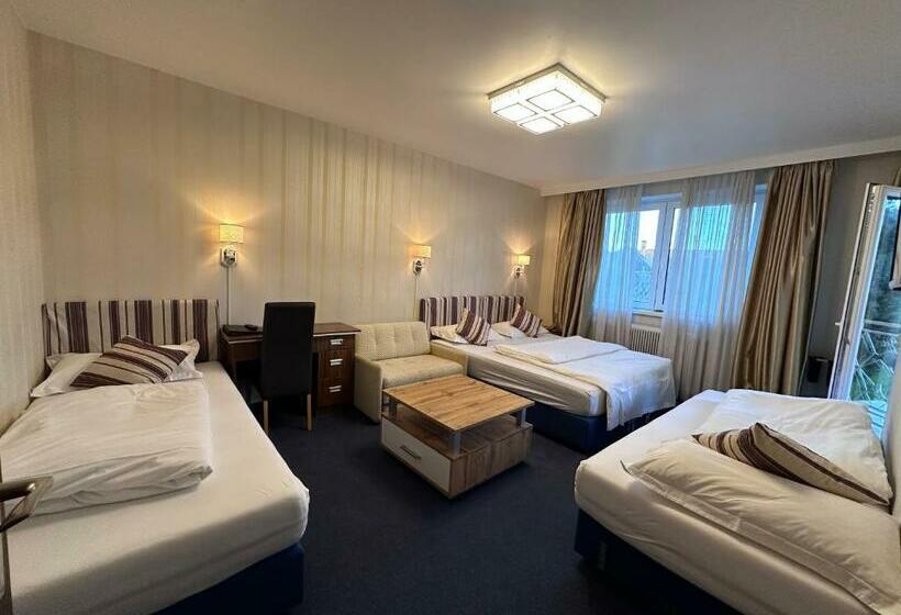 חדר משפחתי, Austria