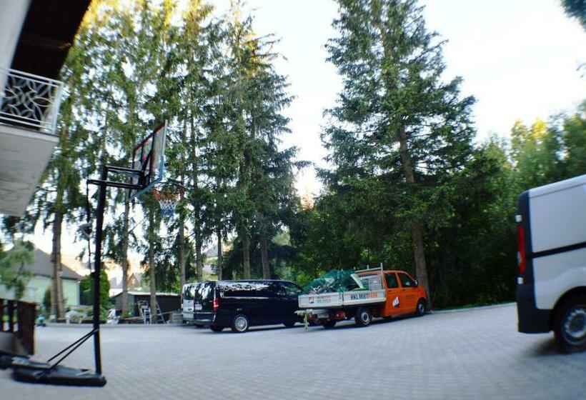 חדר סטנדרט לשלושה, Austria