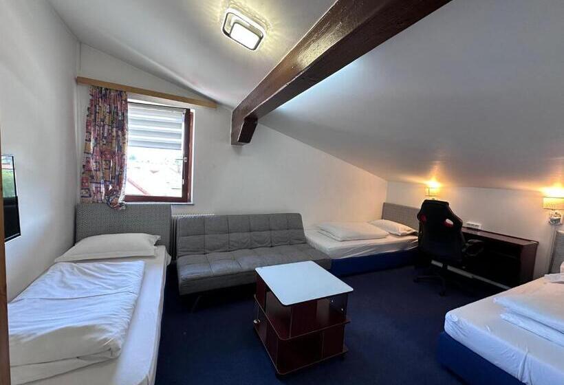 חדר קומפורט לשלושה, Austria