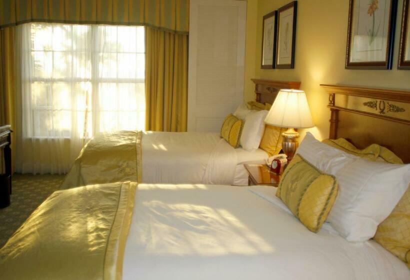 חדר משפחתי, Corbett Court