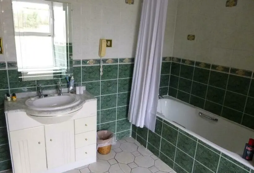Standard Yhden Hengen Huone, Corbett Court