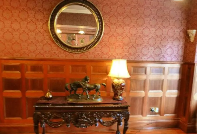 Perhehuone, Corbett Court