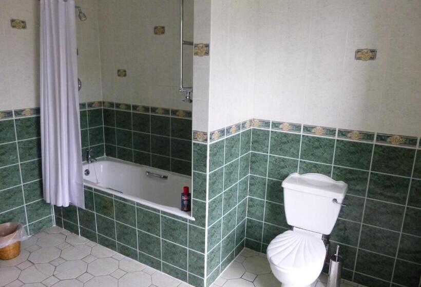 חדר משפחתי, Corbett Court