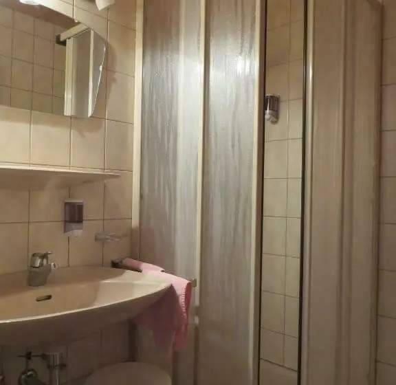 Standard Kolmen Hengen Huone, Gasthof Geierwallihof