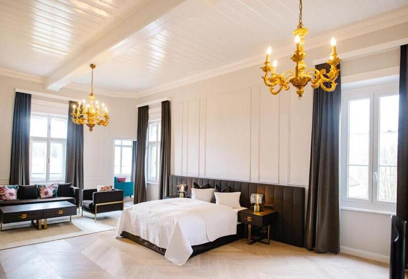 جناح, Georgi Schloss   Boutique