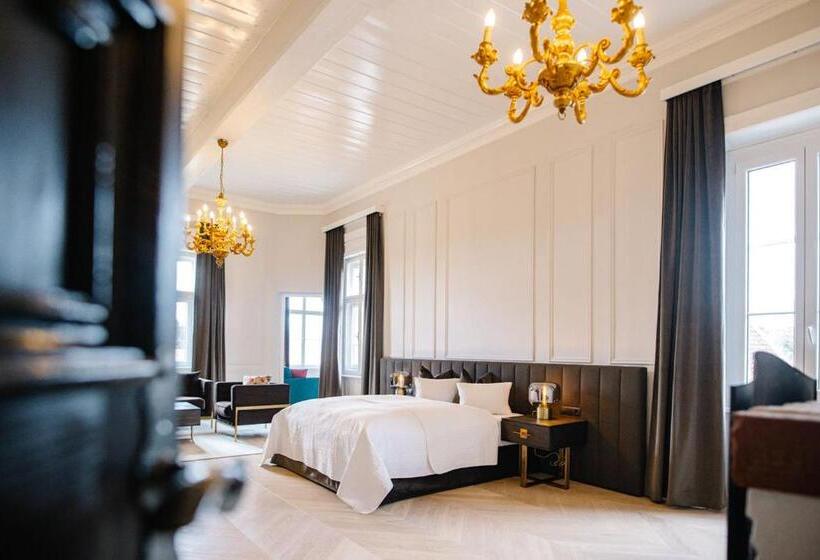 جناح, Georgi Schloss   Boutique