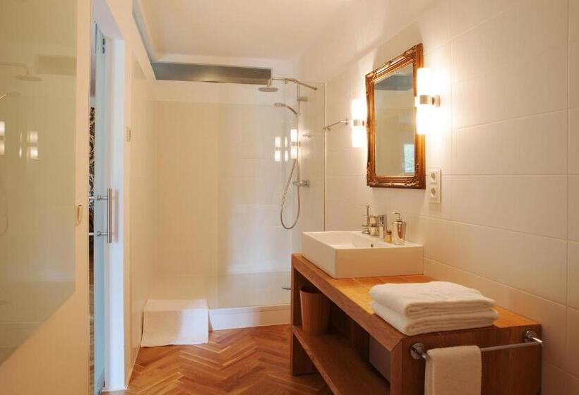 جناح, Georgi Schloss   Boutique