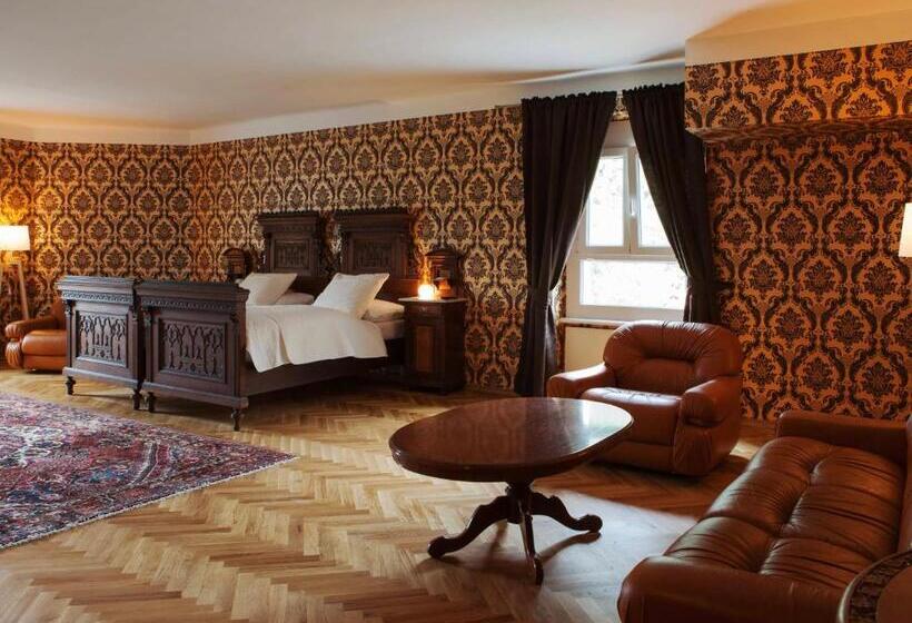 جناح, Georgi Schloss   Boutique