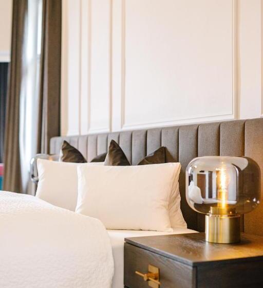 جناح, Georgi Schloss   Boutique