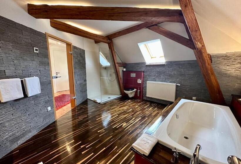 جناح جونيور, Georgi Schloss   Boutique