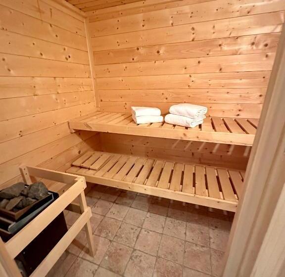 جناح جونيور, Georgi Schloss   Boutique