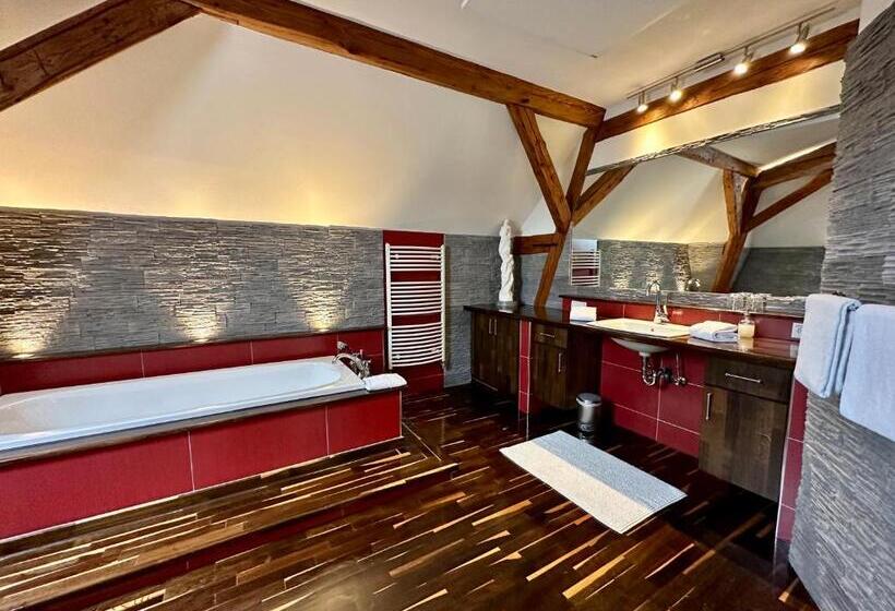 جناح جونيور, Georgi Schloss   Boutique