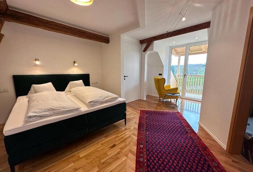 جناح جونيور, Georgi Schloss   Boutique