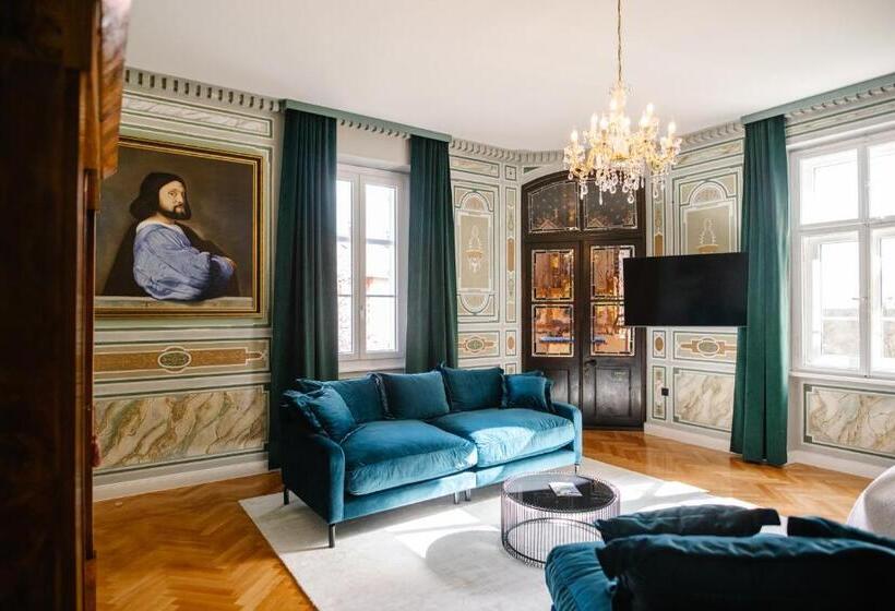 جناح جونيور ديلوكس, Georgi Schloss   Boutique