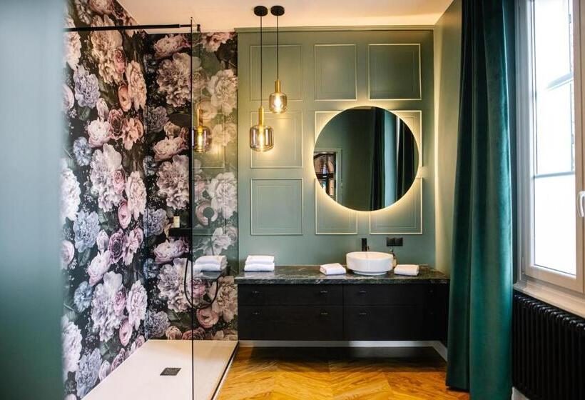 Полулюкс Повышенной Комфортности, Georgi Schloss   Boutique