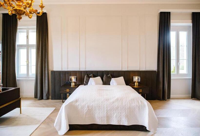 جناح, Georgi Schloss   Boutique