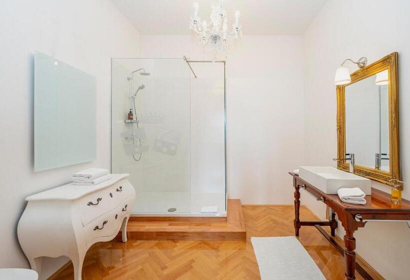 جناح, Georgi Schloss   Boutique